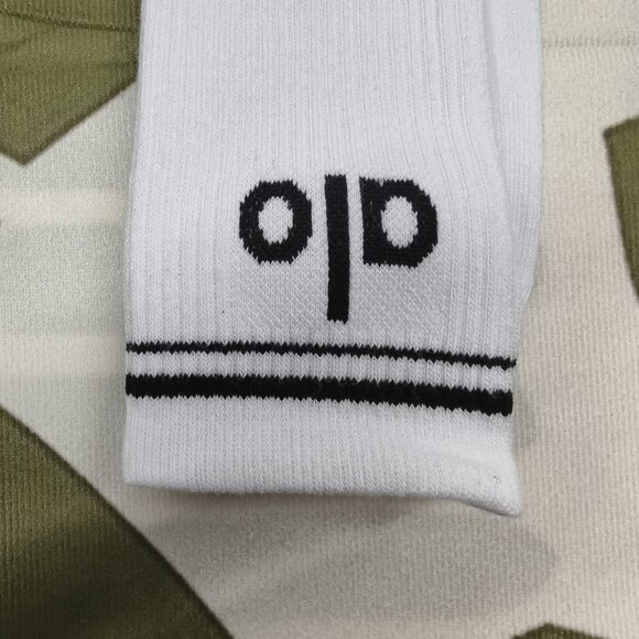 ALO Yoga Women’s Grip Socks 2-Pack | Non-Slip & Sweat-Wicking | Yoga/Pilates - Picture 3 of 3